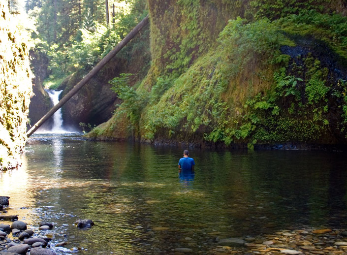Punch Bowl Falls, a waterfall in Oregon